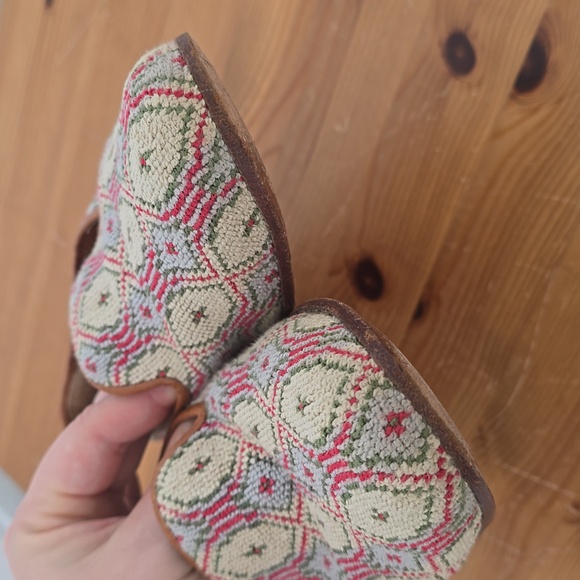 Woman STUBBS & WOOTTON tan Red Green Needlepoint Leather Trim Flat Shoes Sz 8.5 - Picture 7 of 11